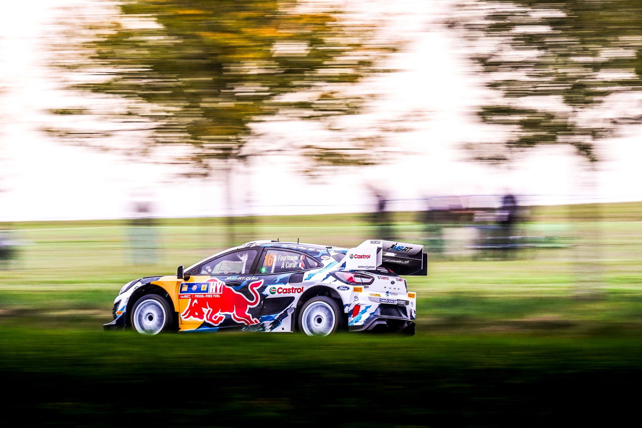 Thierry Neuville al mando del Toyota en el Rally de Centroeuropa