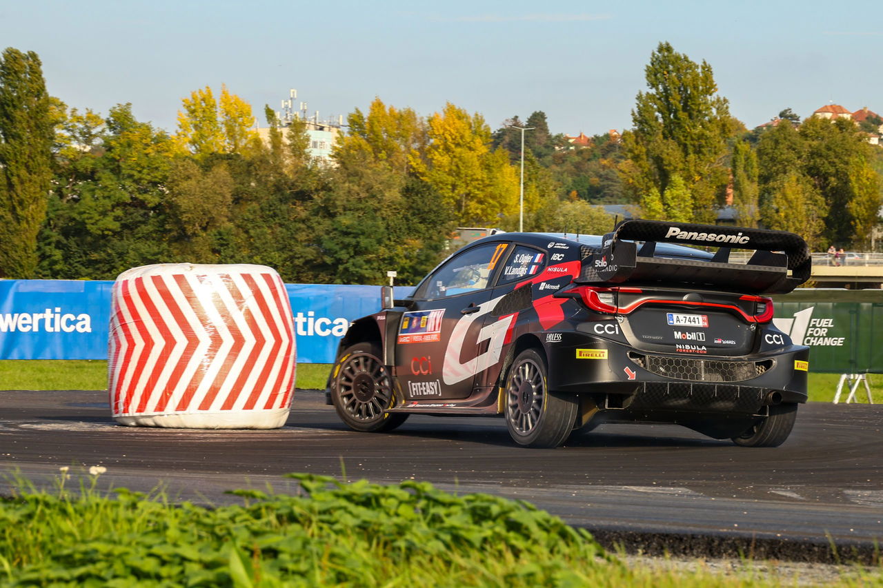 Thierry Neuville dominando la etapa con su Hyundai i20 Coupe WRC.