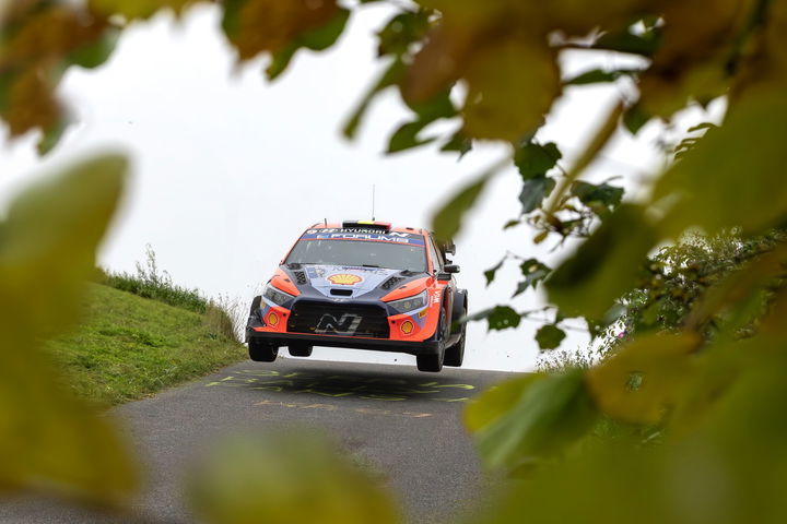 Thierry Neuville al volante del Hyundai i20, compitiendo con determinación.