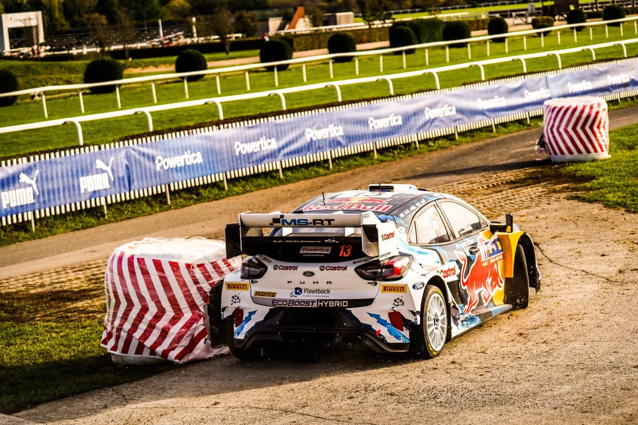 Thierry Neuville luchando en el Rally de Centroeuropa, tracción y precisión en juego.