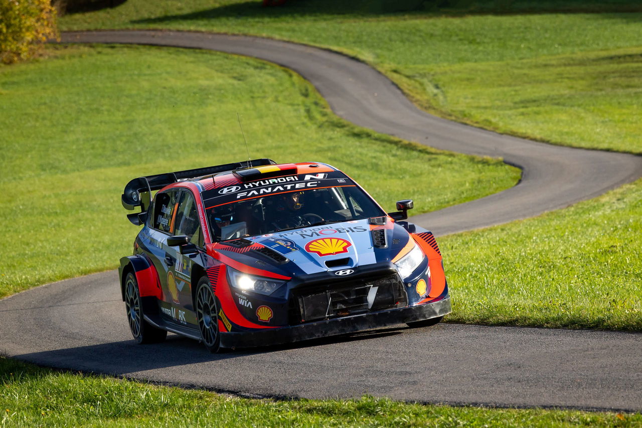 Hyundai i20 corriendo en el Rally de Centroeuropa 2024, exhibiendo su diseño dinámico.