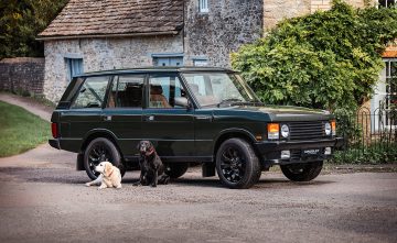 Clásico Range Rover con actualizaciones modernas, prestigio sobre ruedas.