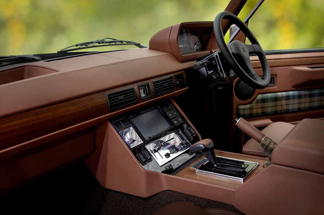 Cabina del Range Rover clásico con tecnología moderna y acabados de lujo.