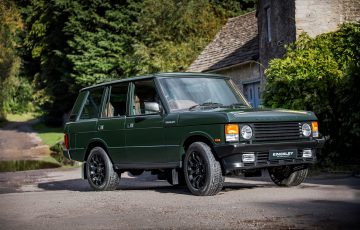 Vista lateral Range Rover Classic, combinación de líneas clásicas y llantas modernas