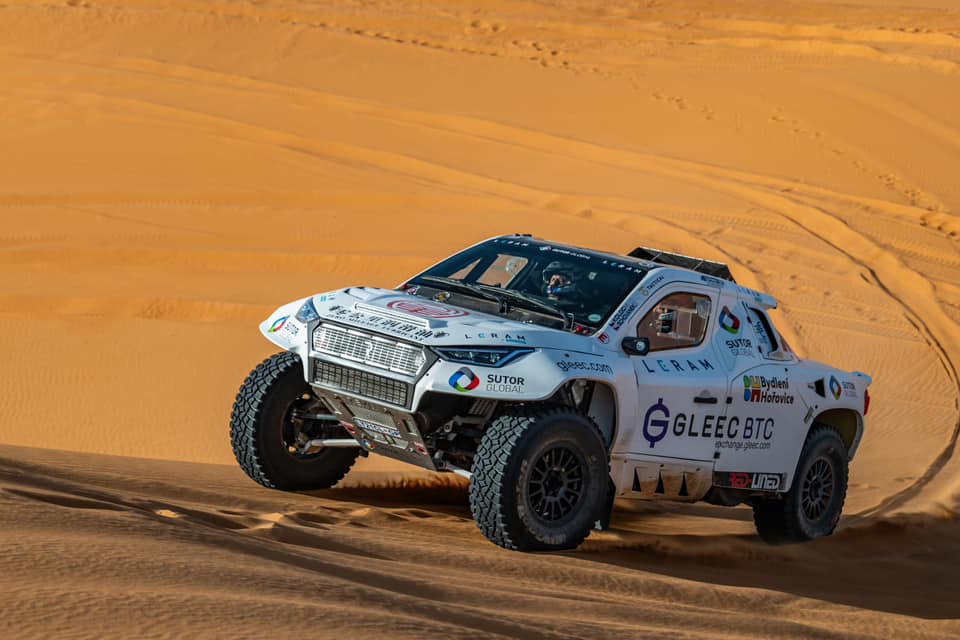 REVO T1+ en acción en el rally de Marruecos, desafiando dunas