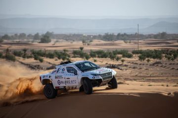 Aliyyah Koloc al volante del potente REVO T1+ en el rally de Marruecos.