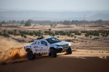 Aliyyah Koloc al volante del potente REVO T1+ en el rally de Marruecos.