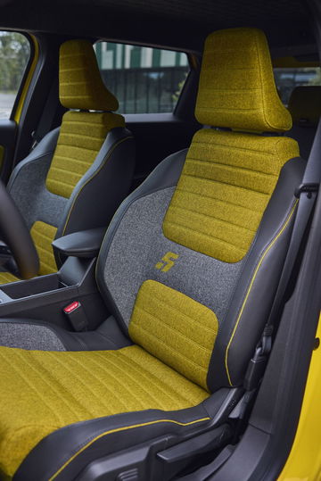 Vistazo exclusivo a los asientos del nuevo Renault 5 eléctrico, diseño moderno y ergonómico.