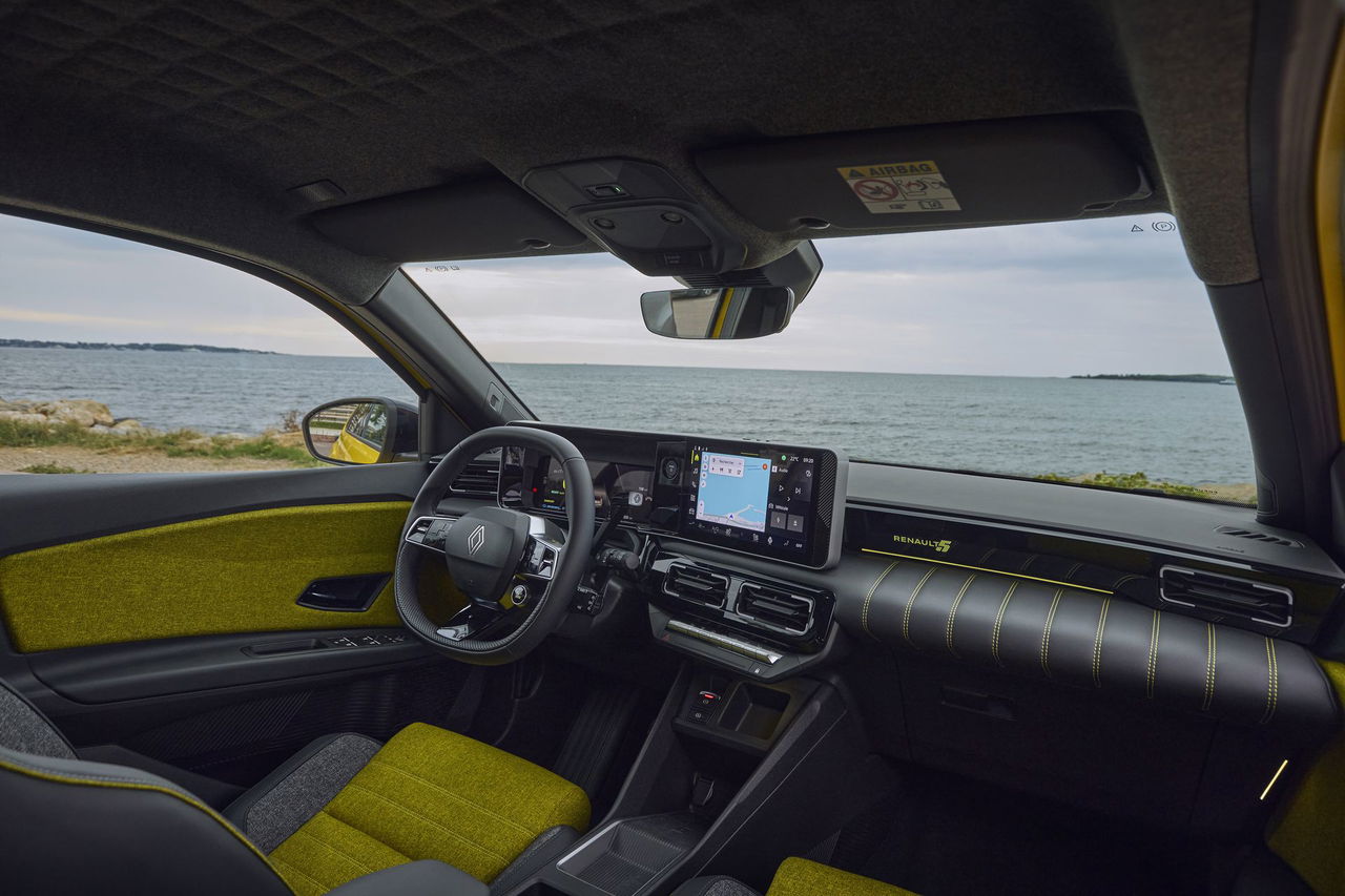 Vista del cockpit del Renault 5, modernidad y estilo retro combinados.