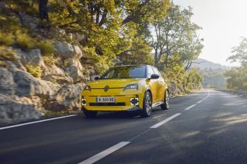 Visión lateral dinámica del Renault 5 en prueba de carretera.