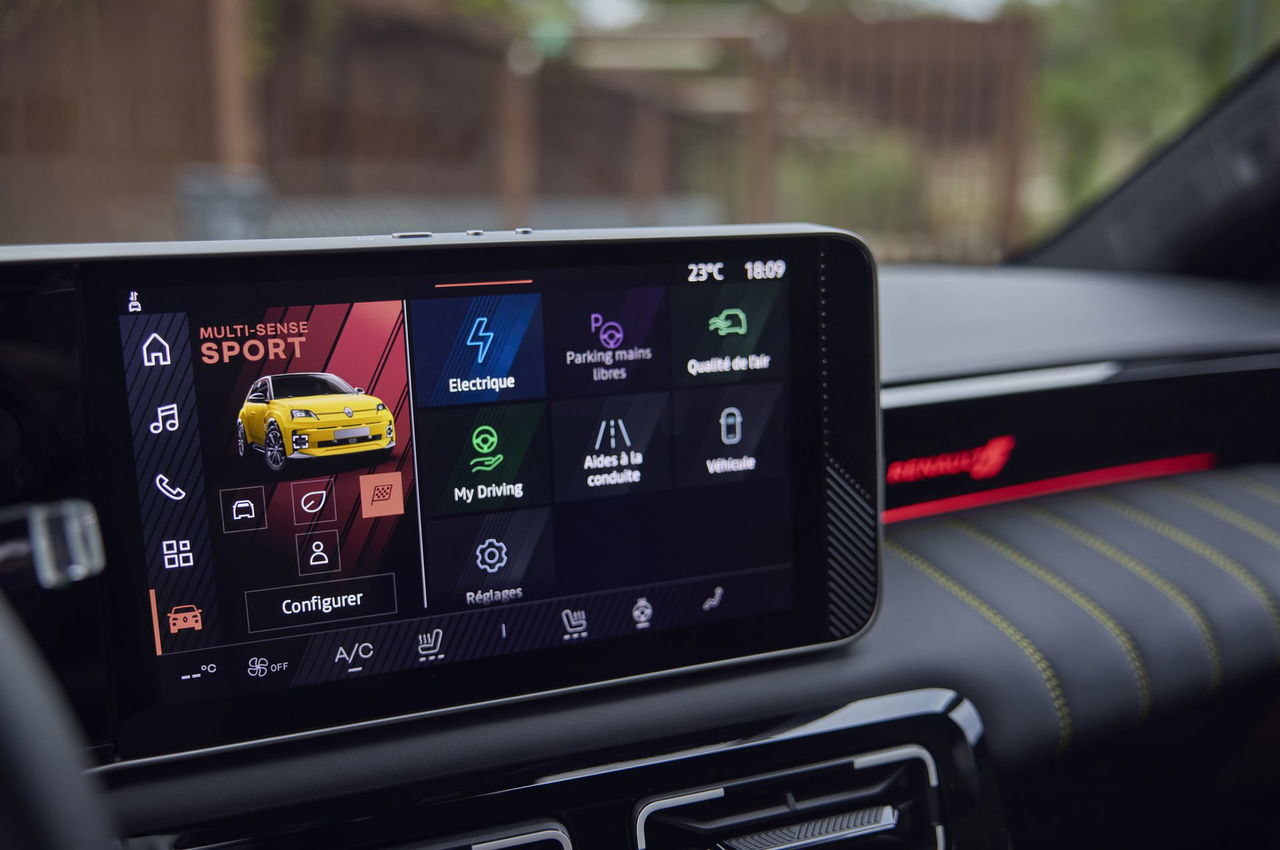 Vista del sistema de infotenimiento del Renault 5, clara y moderna.