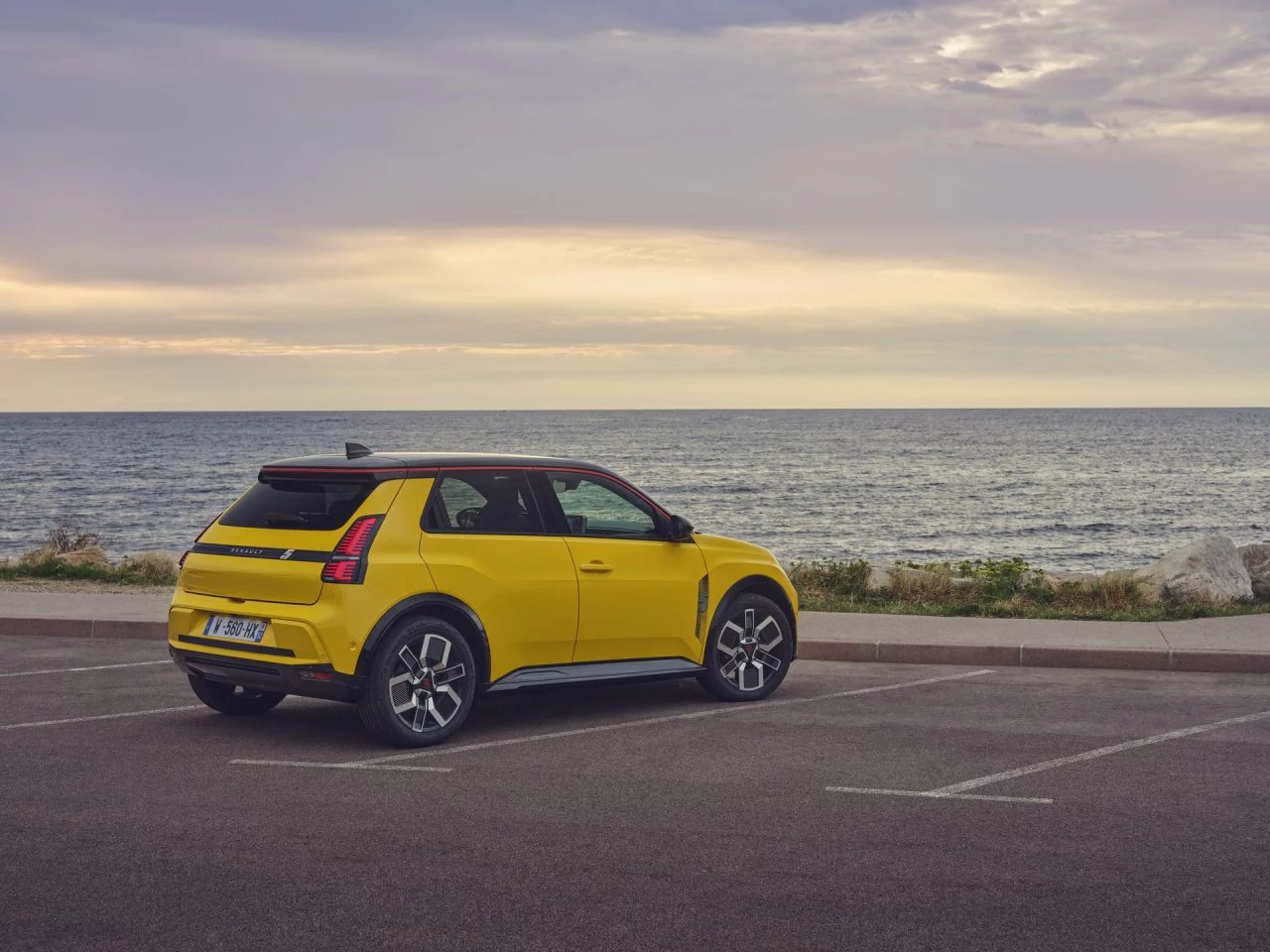 Renault 5 eléctrico en prueba, diseño retro y modernidad eléctrica se fusionan.