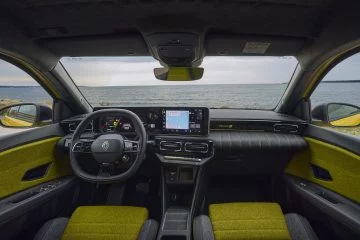 Vista del habitáculo con enfoque en el diseño y calidad de los asientos del Renault 5.