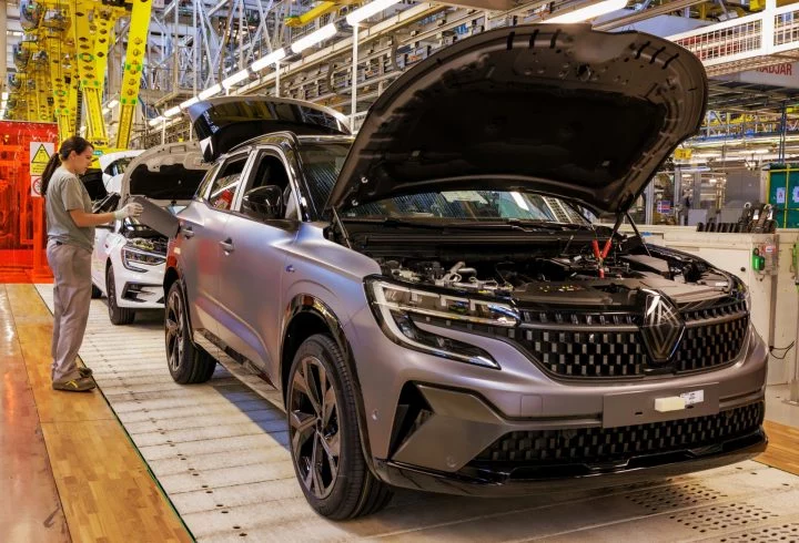 Vista lateral del Renault Austral híbrido en la línea de producción de Valladolid.