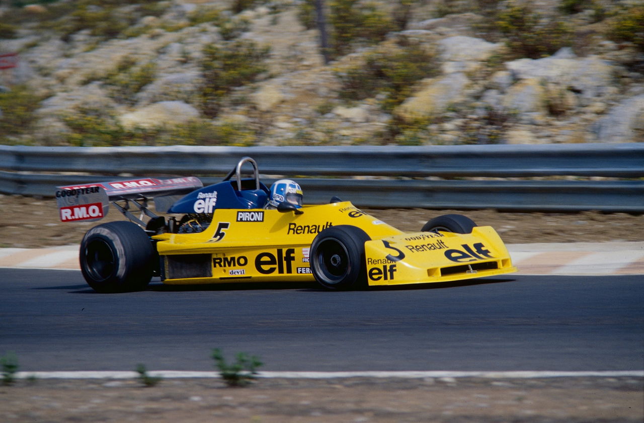 Vista lateral del Renault RS01, el primer F1 turbo, en carrera.