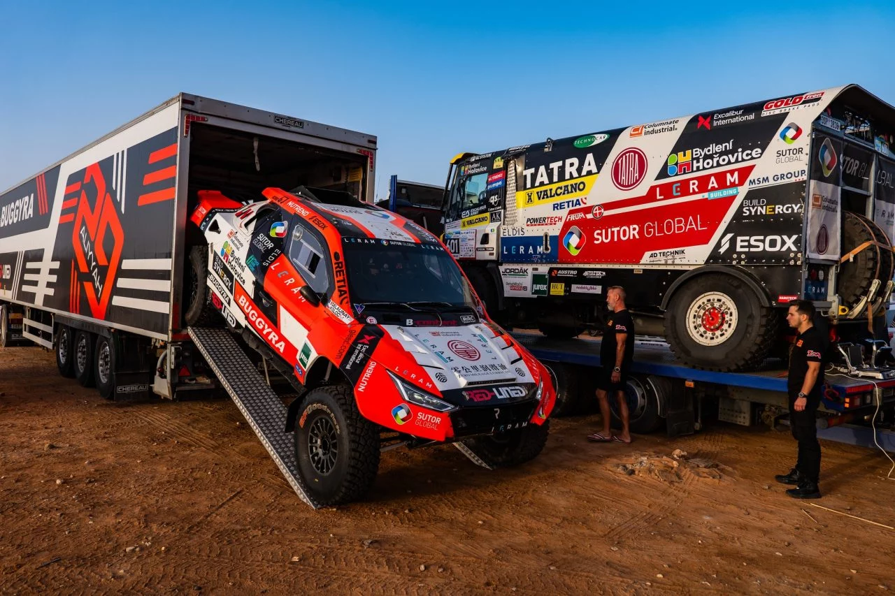 El REVO T1+ en plena acción durante el rally de Marruecos