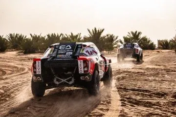 El REVO T1+ en acción, dominando las dunas de Marruecos con potencia y destreza.