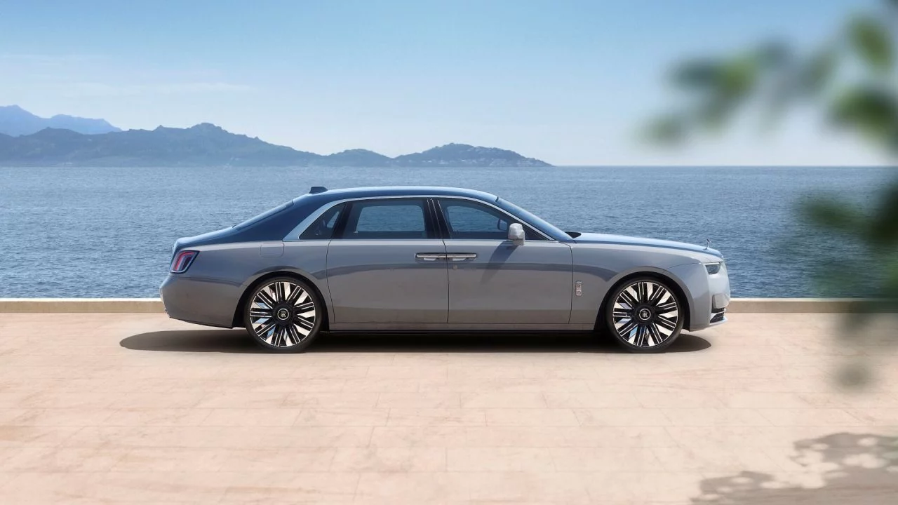 Rolls-Royce Ghost Extended Series II en color plata, majestuosidad en estado puro