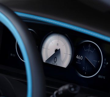 Exclusivo reloj análogo Rolls-Royce, símbolo de lujo y precisión.