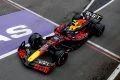 Monoplaza de F1 de Red Bull en acción, vista lateral dinámica.