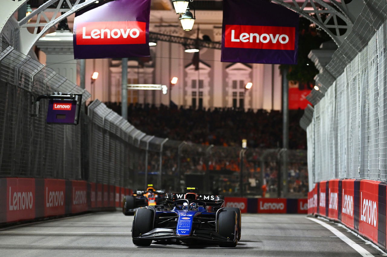 Monoplaza en acción durante noche de carrera, reflejando alta competencia en F1.