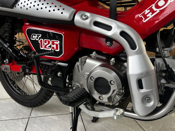 Motor robusto y eficiente de la Honda CT125, ideal para aventuras off-road.