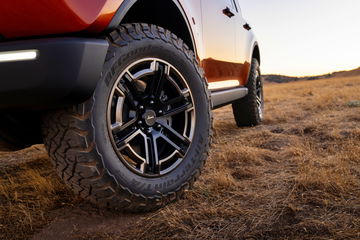 Neumáticos todoterreno montados en llantas robustas diseñadas para el off-road extremo.