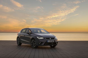 El SEAT Ibiza en su edición aniversario luce un diseño fresco que mantiene su esencia juvenil.