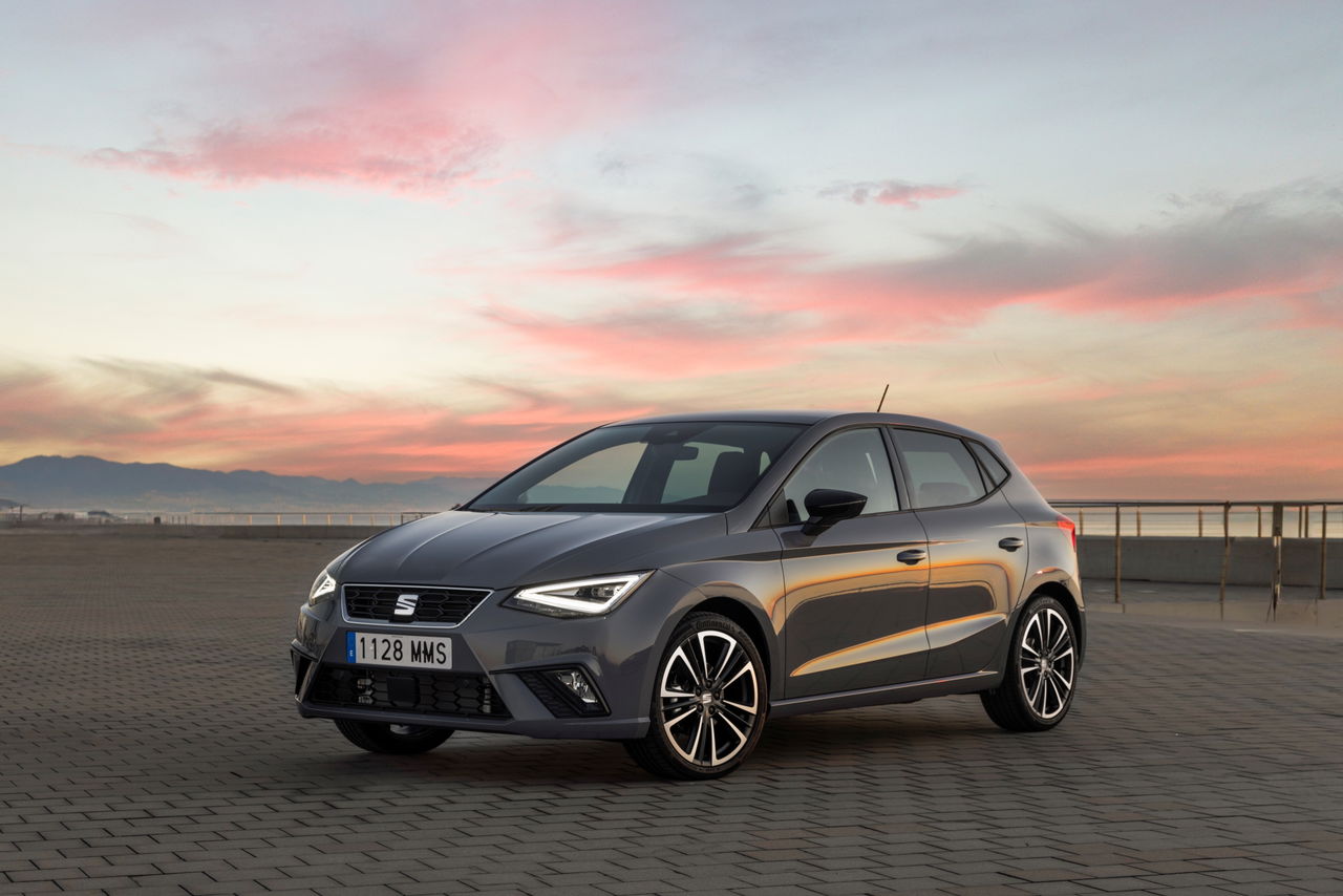 Vista lateral del SEAT Ibiza, diseño que mantiene su frescura y atractivo con el pasar de los años.