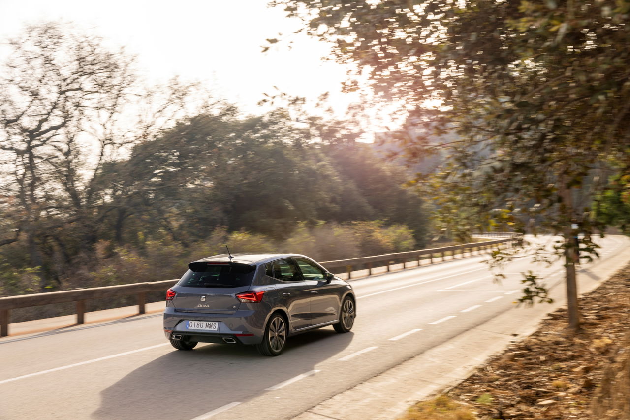 Seat Ibiza en movimiento, mostrando su diseño trasero y lateral.