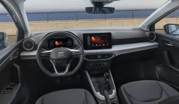 Vista del habitáculo del Seat Ibiza, destacando su ergonomía y diseño moderno.