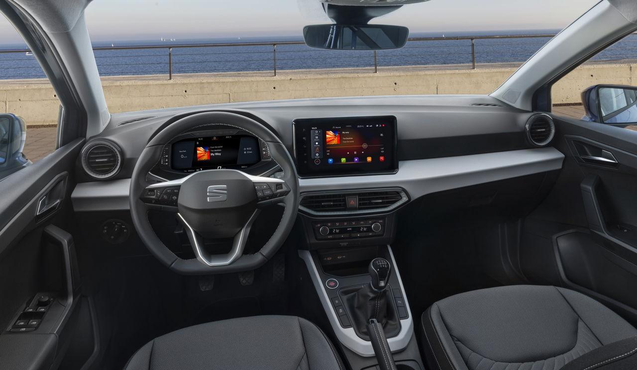 Vista del habitáculo del Seat Ibiza, destacando su ergonomía y diseño moderno.