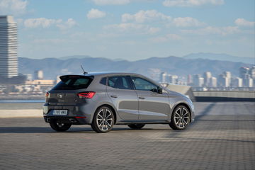 El SEAT Ibiza muestra su línea lateral con un diseño atemporal y urbano.