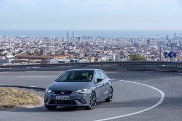 Vista dinámica del SEAT Ibiza, reflejando diseño juvenil y deportivo.