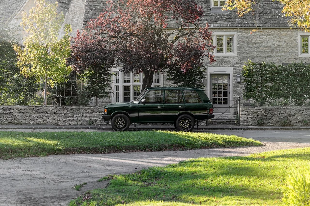 Clásico Range Rover en impecable estado, sinónimo de lujo y capacidad todoterreno.