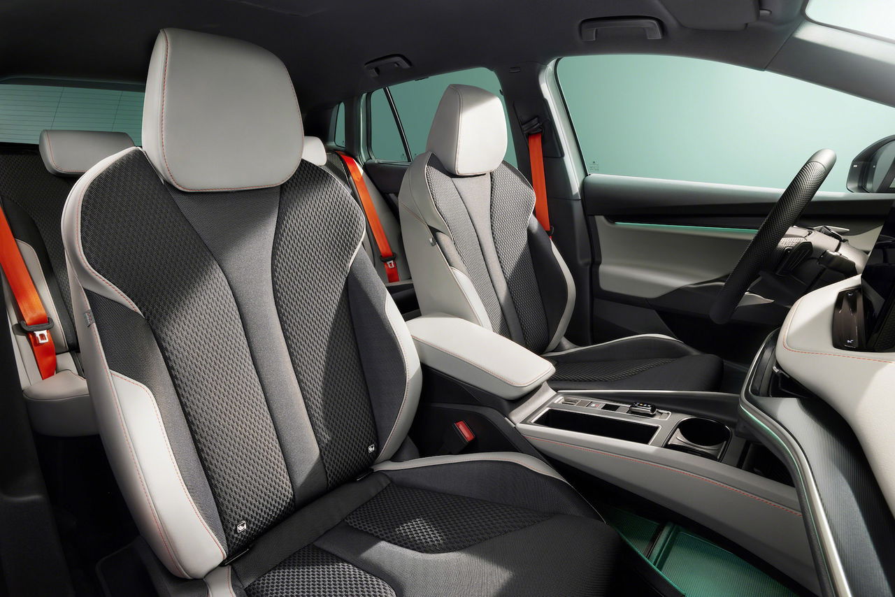 Vista de los asientos ergonómicos con acabados premium del Škoda Elroq 2025.