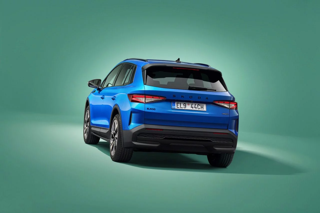 Vista trasera y lateral del Skoda Elroq 2025, destacando su diseño aerodinámico