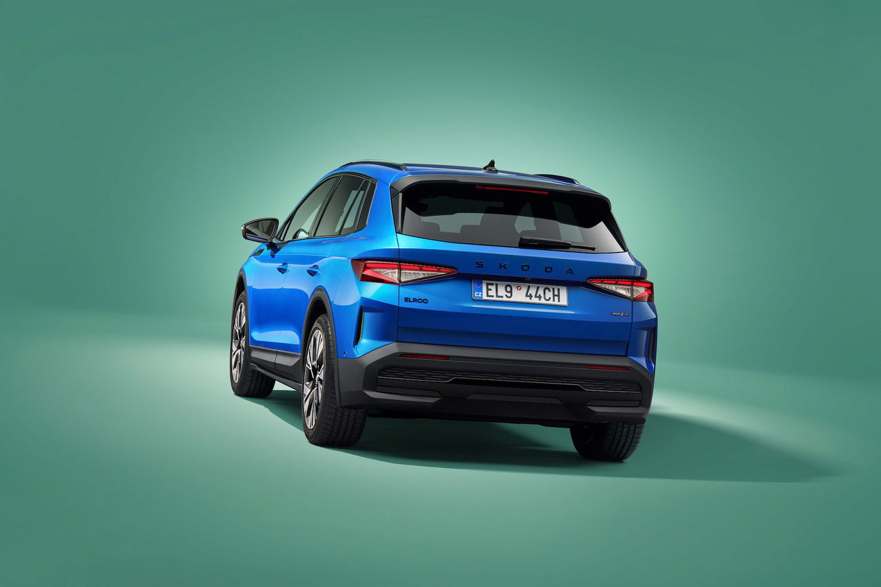 Vista trasera y lateral del Skoda Elroq 2025, destacando su diseño aerodinámico