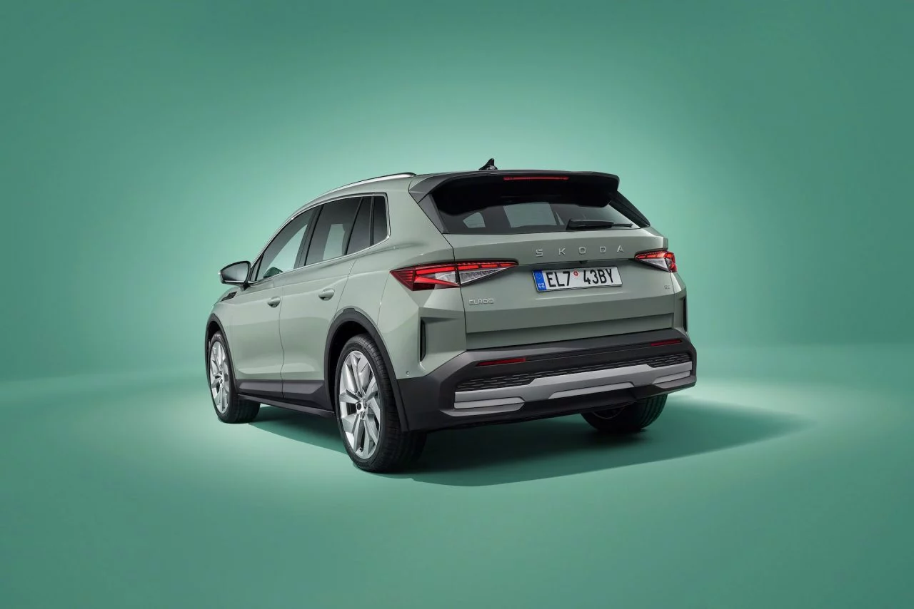 Skoda Elroq, visión trasera y lateral de este SUV eléctrico.