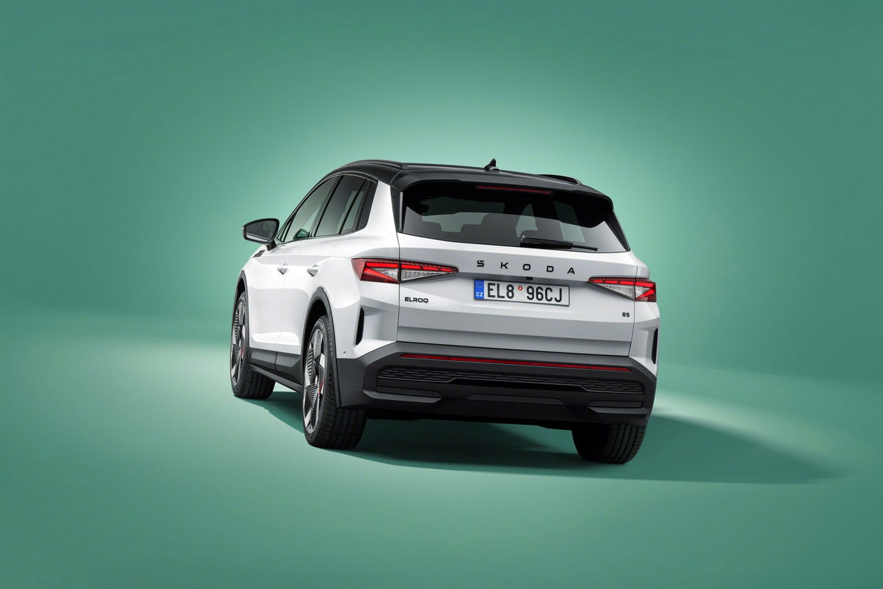 Vista trasera y lateral del Skoda Elroq, destacando su diseño moderno y líneas elegantes.