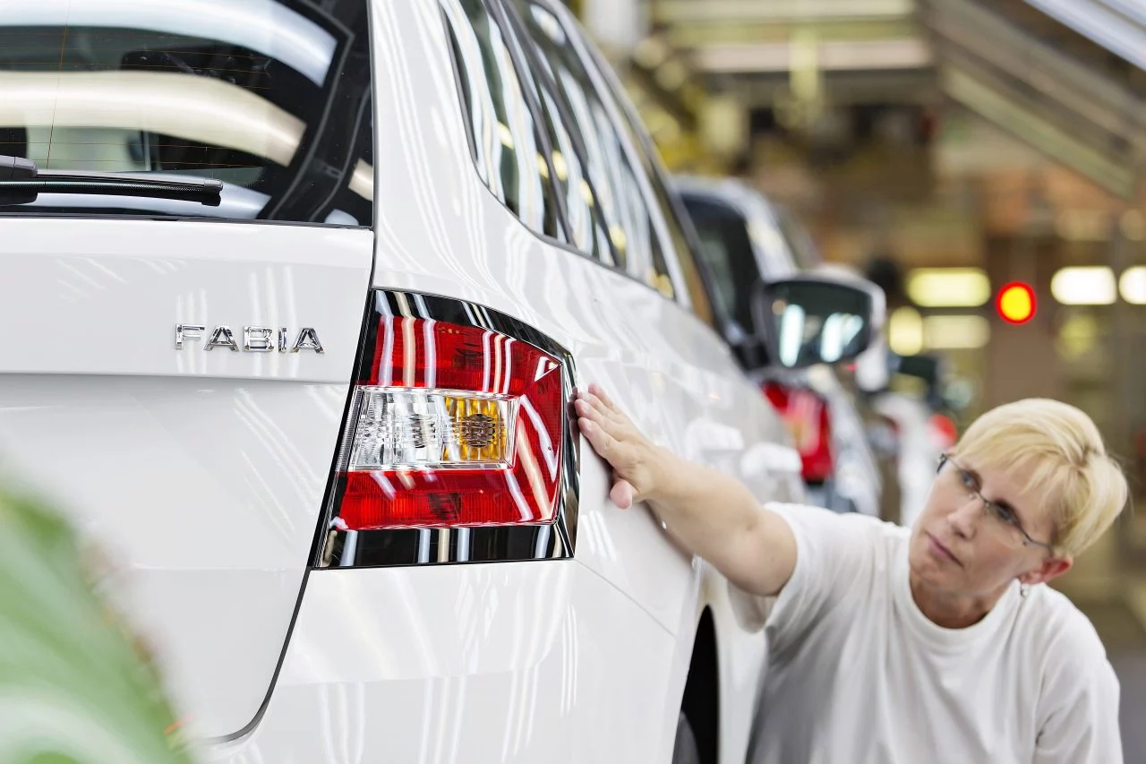 Vista de la óptica trasera del Skoda Fabia, diseño elegante y funcional.