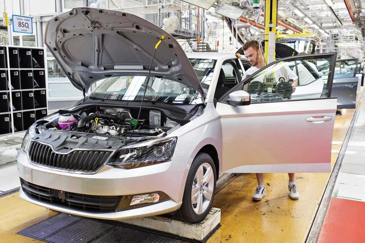 Vista de un Skoda Fabia en la línea de montaje, enfatizando su diseño lateral y frontal.