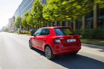 Vista dinámica de la trasera y lateral del Skoda Fabia 2019