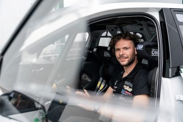 Piloto en el habitáculo del Skoda Fabia RS Rally2, unidad número 100.