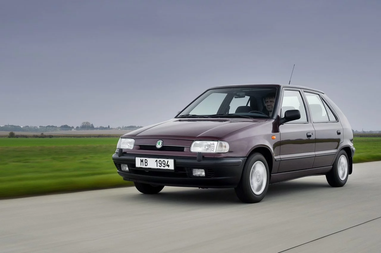 Vista lateral del Skoda Felicia, ejemplificando su diseño clásico.