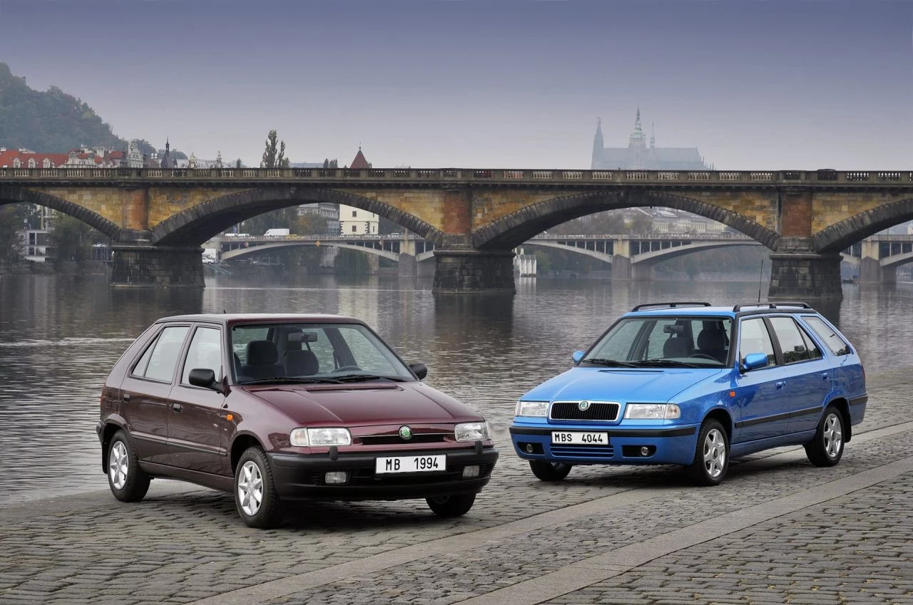 Vista lateral del Skoda Felicia celebrando su 25 aniversario.