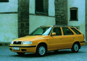 Vista lateral del Skoda Felicia Estate de 1997 en tono amarillo