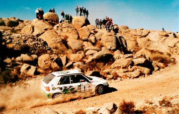 Vista en acción del Skoda Felicia Kit Car durante un rally en Argentina, 1995.