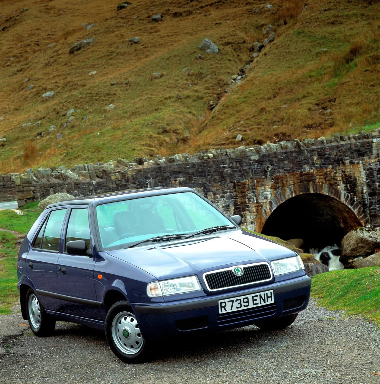 Vista del Skoda Felicia en ambiente natural, destacando su frontal y perfil lateral.