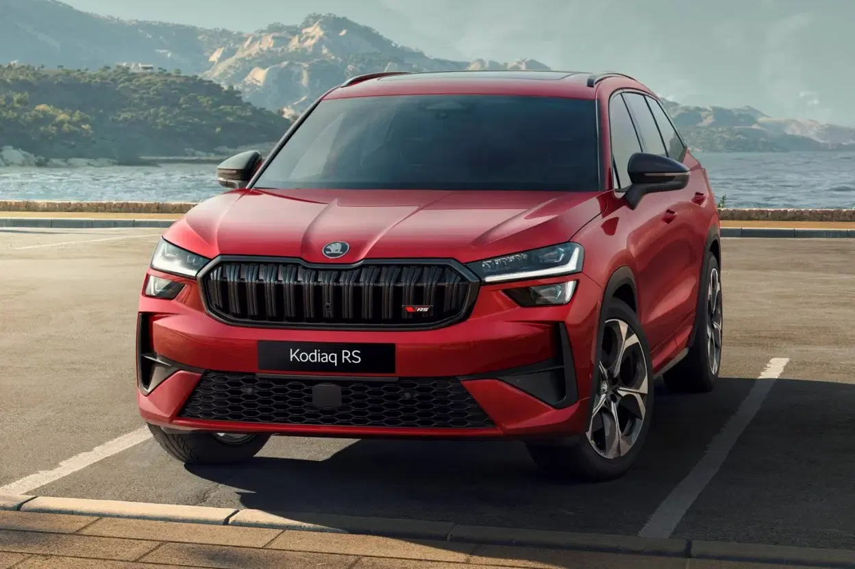 Vista dinámica del Skoda Kodiaq RS en rojo, destacando su poderío y línea deportiva.